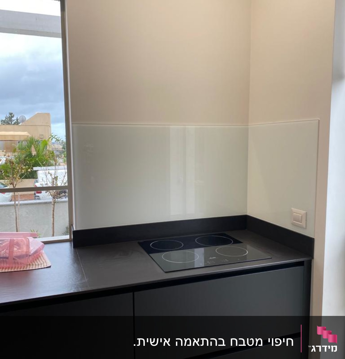 מגן זכוכית שקוף על קיר המטבח